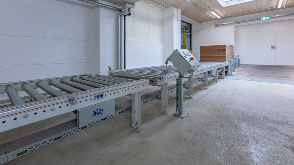 Angetriebene Rollenbahn für den automatisierten Palettentransport in der Fußbodenherstellung