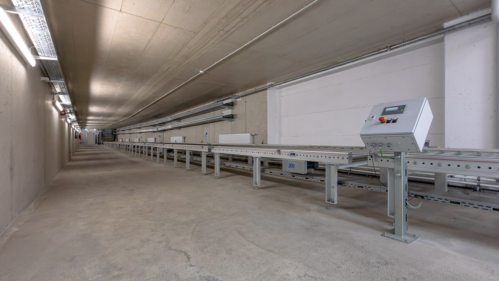 Angetriebene Rollenbahnen für den Palettentransport in einer Tunnelanlage
