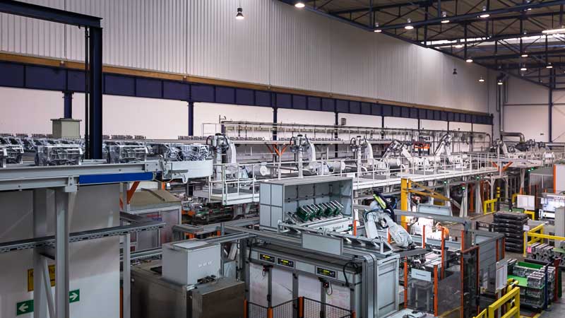 Automatisierte-Fertigungsstasse-mit-Roboterbearbeitungszellen-in-der-automobil-Industrie